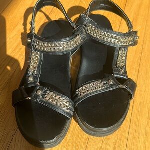 Black leather sandals, with chain details